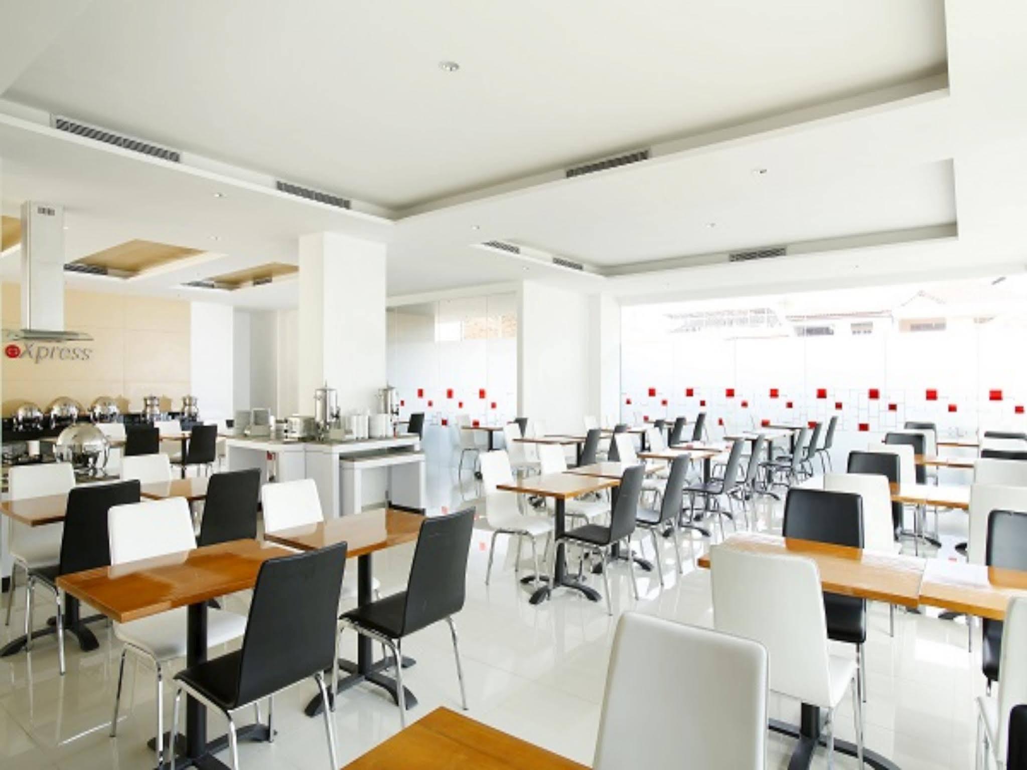 Amaris Hotel Tebet Giacarta Esterno foto